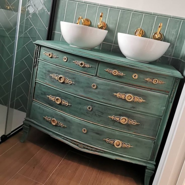 ¿Te atreves a transformar una cómoda en un mueble de lavabo? 44 Cómoda transofrmada en lavabo en color Albahaca y pátina negra.