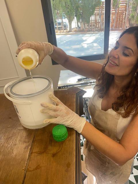 Pintar una cómoda con chalk paint con acabado profesional 6 Gema preparando el Superclean para limpiar la cómoda antes de pintar