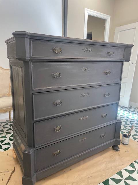 Pintar una cómoda con chalk paint con acabado profesional 15 Cómoda con la primera mano de pintura en Chalk Paint Casi Negro