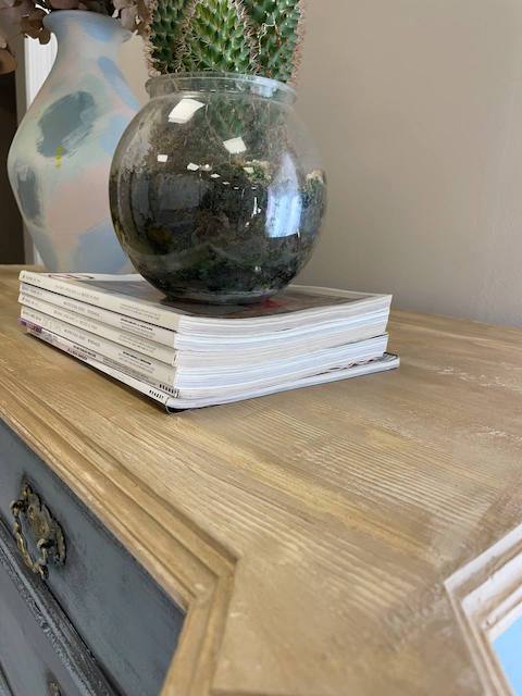 Pintar una cómoda con chalk paint con acabado profesional 29 Efecto madera en la tapa de la cómoda