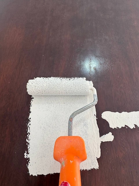 Aplicamos la pintura en la tapa con rodillo