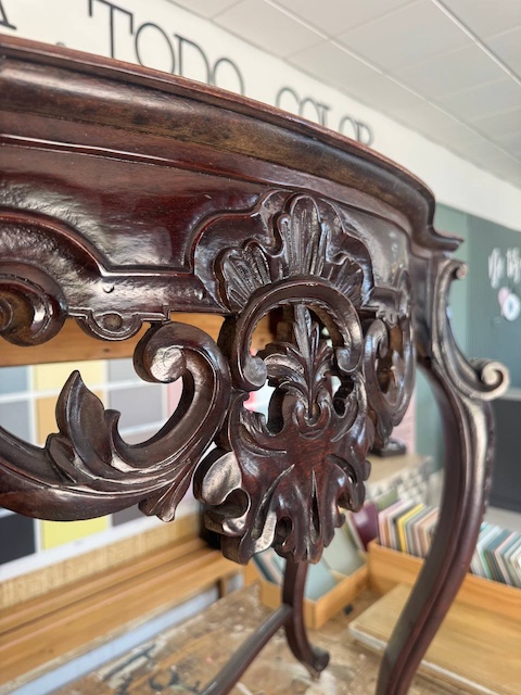 Detalle grabado mesa consola