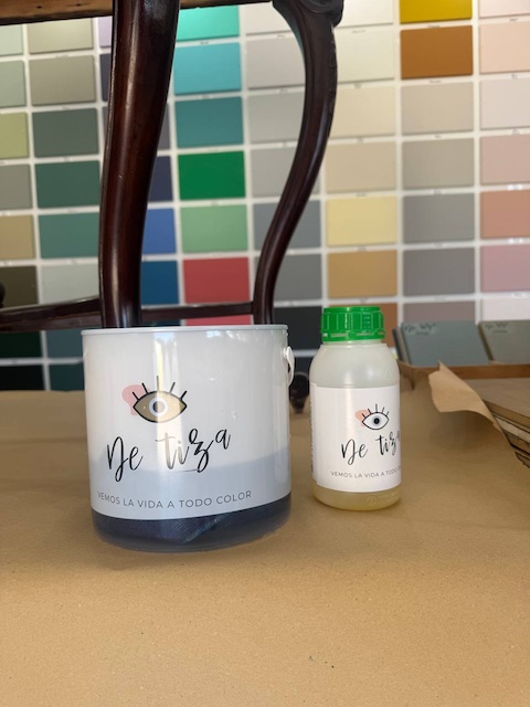 Superclean y cubo con agua