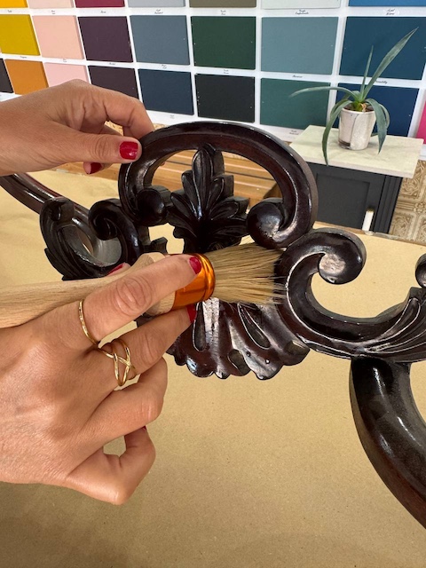 Limpiando con brocha los tallados