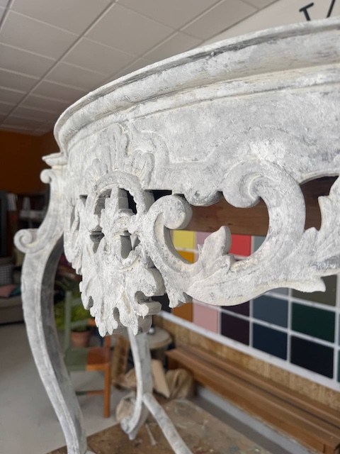 Efecto empolvado en muebles: consola