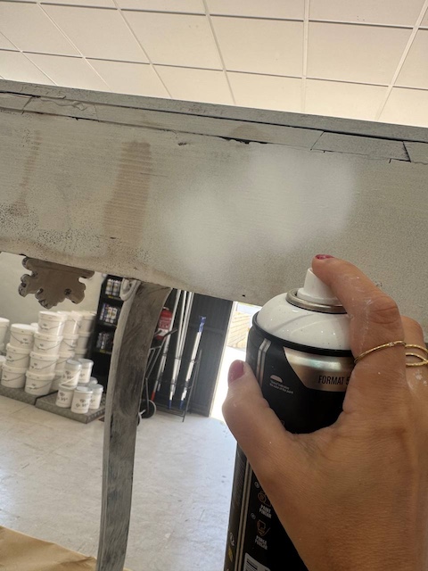 Aplicamos spray antitaninos en el mueble