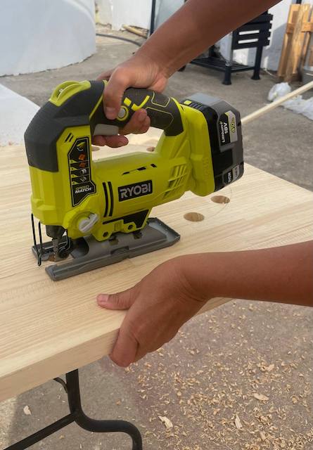 Cortamos el tablero de madera acorde a las medidas que necesitemos