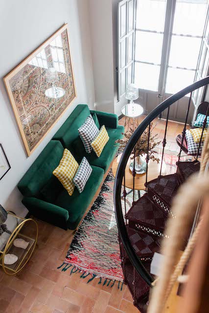 Sofá verde y cojines vichy