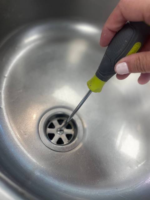 Cómo pintar un fregadero de forma fácil y económica 5 Desmontamos el desagüe del fregadero