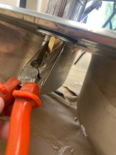 Cómo pintar un fregadero de forma fácil y económica 4 Desmontamos el grifo del fregadero