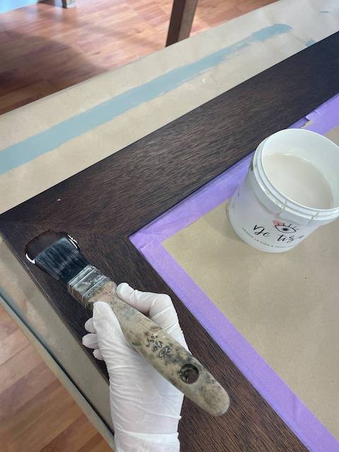 Cómo aclarar la madera de un mueble 6 Aplicamos el decapante con una brocha