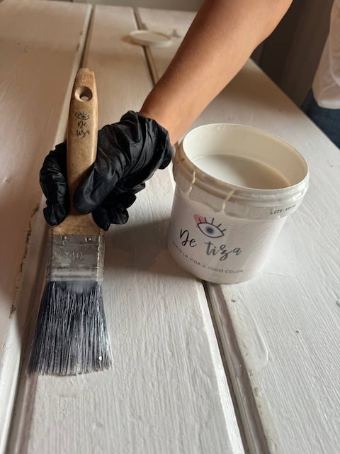 Aplicamos el decapante en la puerta con una brocha