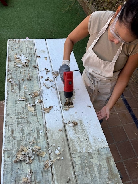 Gema retirando el decapante