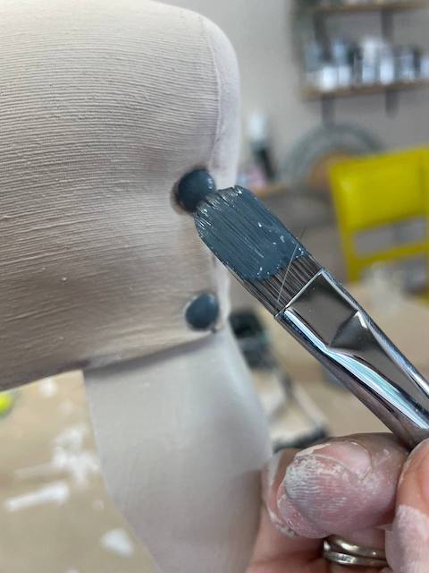 Cómo pintar sillas de madera 32 Pintamos las chinchetas del asiento