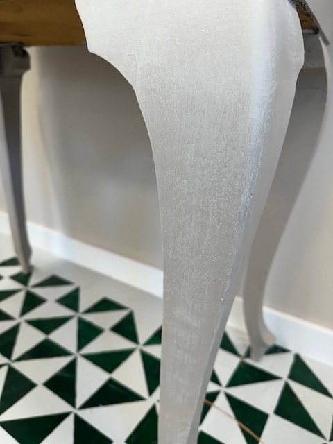 Resultado de pintar un mueble con estilo Shabby Chic detalle patas pátina