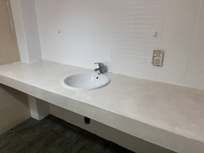 Aprende cómo hacer efecto cemento en encimeras .