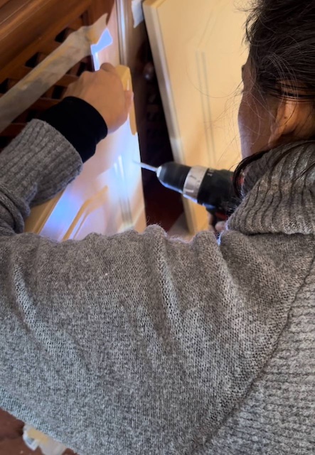 Claudia atornillando los tiradores