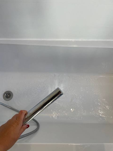 Cómo pintar tu bañera paso a paso 6 Enjuagamos con agua tibia la bañera antes de pintar
