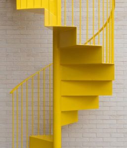 Escalera caracol amarilla