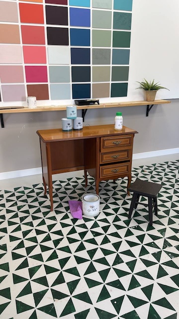 Cómo pintar y decorar tu espacio de trabajo en casa 3 Cómo pintar y decorar tu espacio de trabajo en casa: escritorio antiguo para pintar