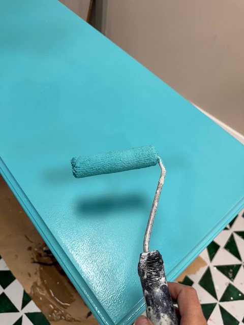 Cómo pintar y decorar tu espacio de trabajo en casa 15 Pintamos de color Esmeralda toda la tapa del escritorio