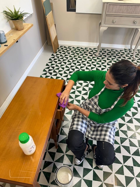 Cómo pintar y decorar tu espacio de trabajo en casa 4 Gema limpiando el escritorio con Superclean