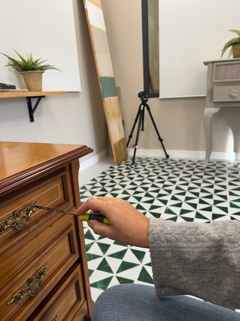 Cómo pintar y decorar tu espacio de trabajo en casa 6 Cómo pintar y decorar tu espacio de trabajo en casa: quitar tiradores del cajón