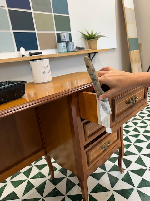 Cómo pintar y decorar tu espacio de trabajo en casa 8 Cómo pintar y decorar tu espacio de trabajo en casa: aplicamos imprimación