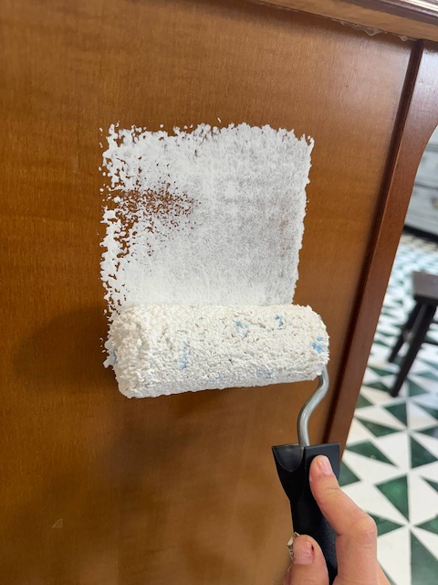 Cómo pintar y decorar tu espacio de trabajo en casa 9 Cómo pintar y decorar tu espacio de trabajo en casa: aplicamos imprimación con rodillo