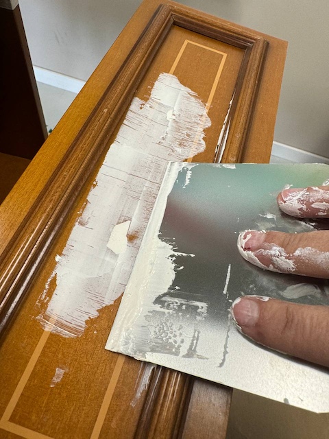 Cómo pintar y decorar tu espacio de trabajo en casa 7 Reparamos con masilla los agujeros de los viejos tiradores y el resto de imperfecciones del mueble.