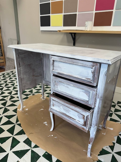 Cómo pintar y decorar tu espacio de trabajo en casa 10 Mueble con imprimación