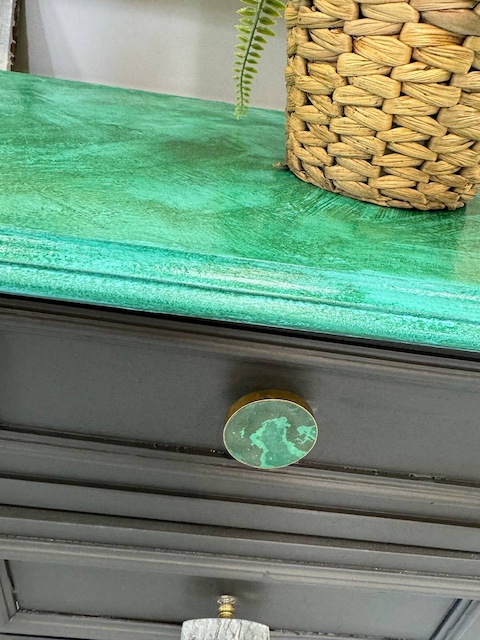 Cómo pintar y decorar tu espacio de trabajo en casa 22 Escritorio con efecto jade