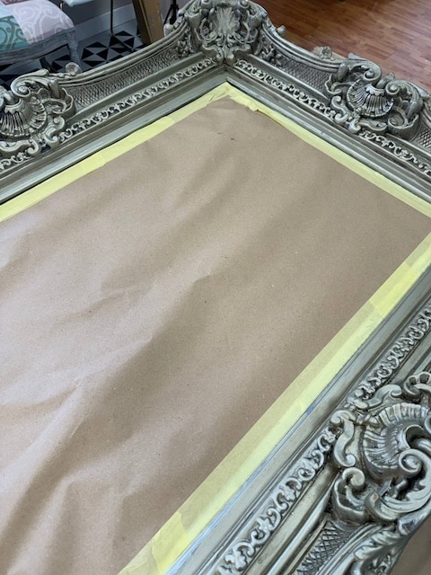 Protegemos la superficie del espejo que no queremos manchar con la pintura