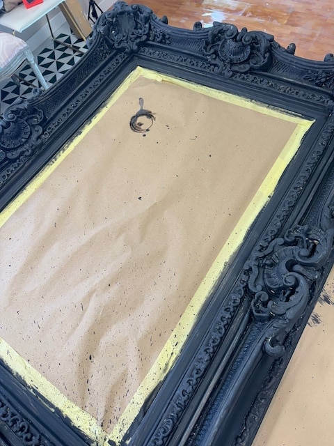 Como pintar un marco de espejo: primera mano de pintura