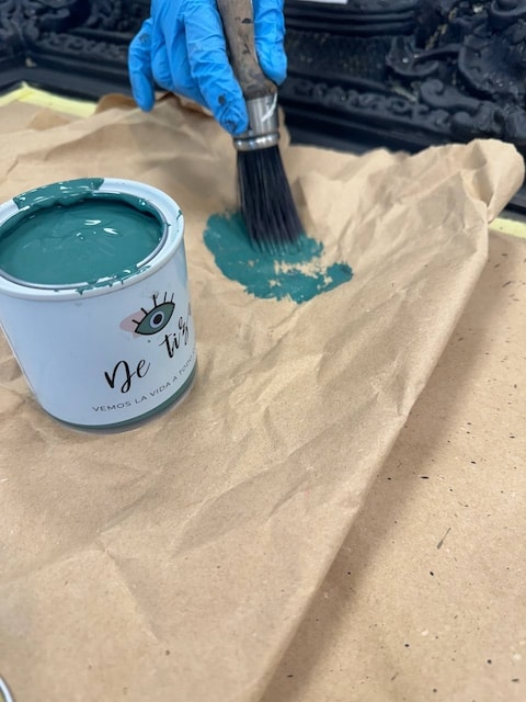 Descargamos la brocha antes de pintar el marco del espejo