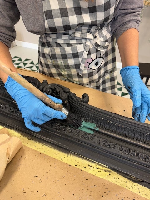 Gema pintando el marco del espejo