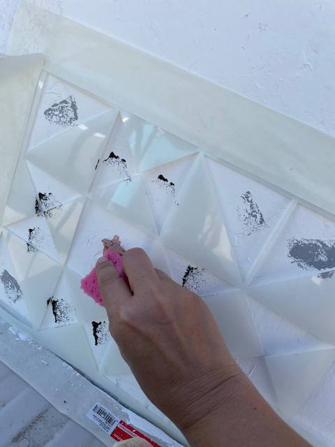 Marcamos con la esponja los colores en el zócalo