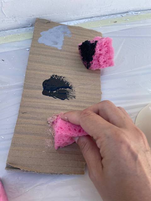 Descargamos la pintura en un cartón