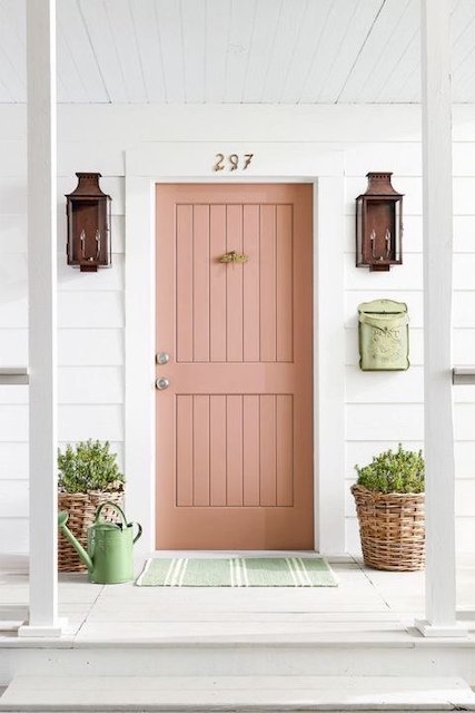 Como Pintar la Fachada de tu Casa Paso a Paso 12 Puerta rosa sobre fachada blanca