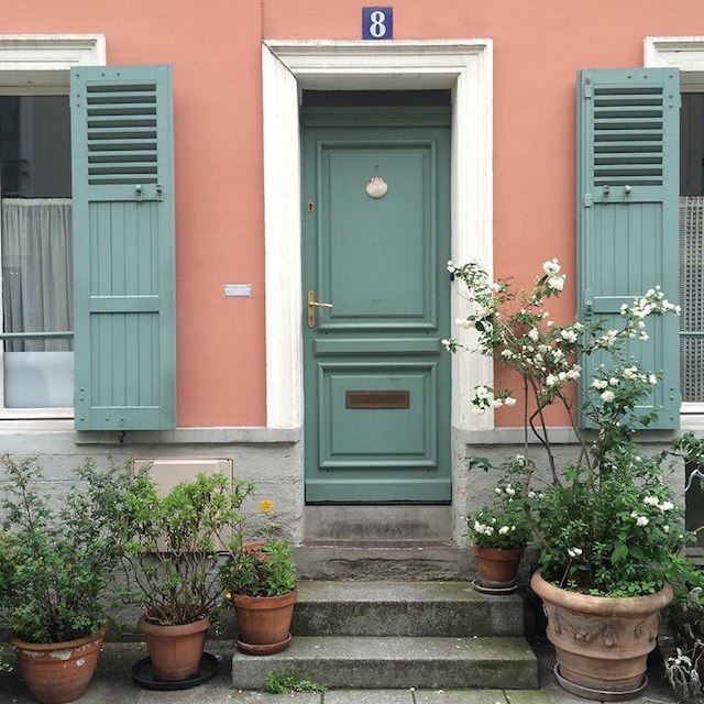 Como Pintar la Fachada de tu Casa Paso a Paso 14 Puerta verde sobre fondo color tierra