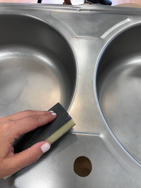 Cómo pintar un fregadero de forma fácil y económica 8 Limpiamos el fregadero con la ayuda de una lija