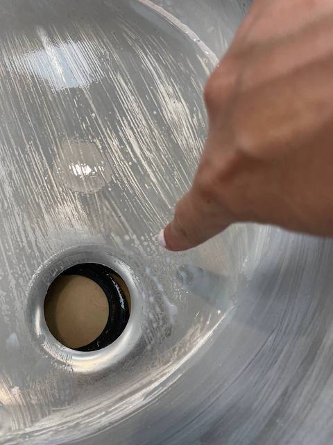 Cómo pintar un fregadero de forma fácil y económica 13 Imprimación en el desagüe del fregadero