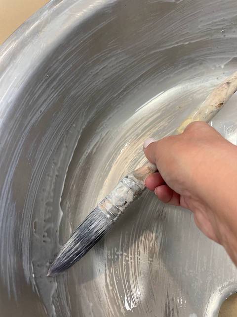 Cómo pintar un fregadero de forma fácil y económica 12 Aplicamos la imprimación strong encimeras