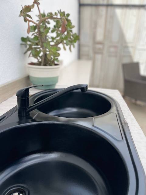 Cómo pintar un fregadero de forma fácil y económica 27 Fregadero de aluminio pintado