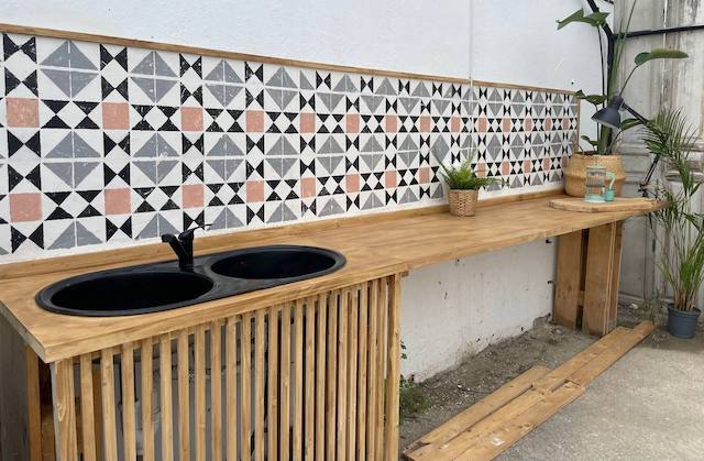 Cocina de exterior con zocalo pintado