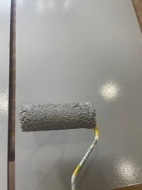 Aprende a pintar muebles de oficina de melamina 19 Pintamos el exterior del mueble de oficina de melamina en color gris Vintage