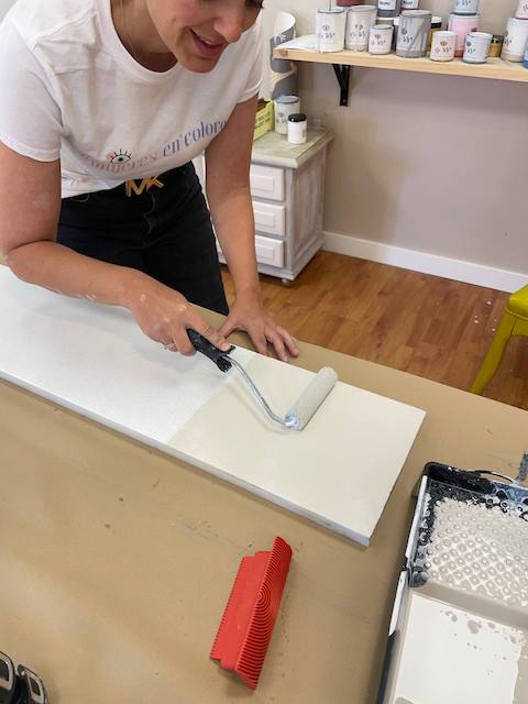 Cómo hacer efecto madera con pintura 6 Aplicamos la primera mano de pintura