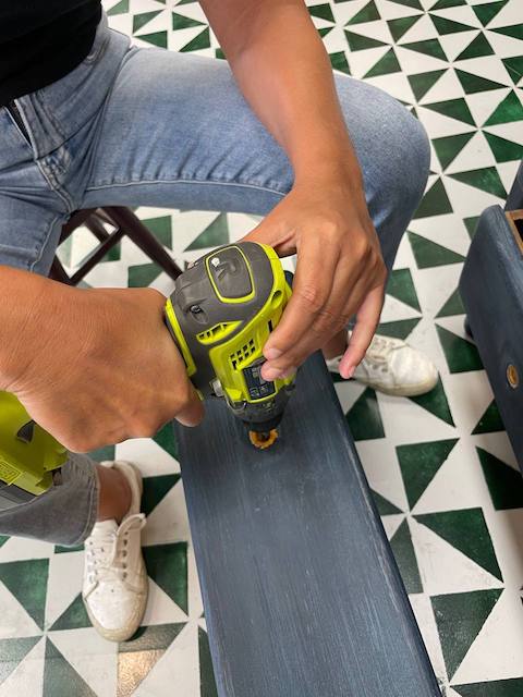 Consejos para limpiar muebles pintados 9 Ajustamos el tamaño de los agujeros para los tiradores