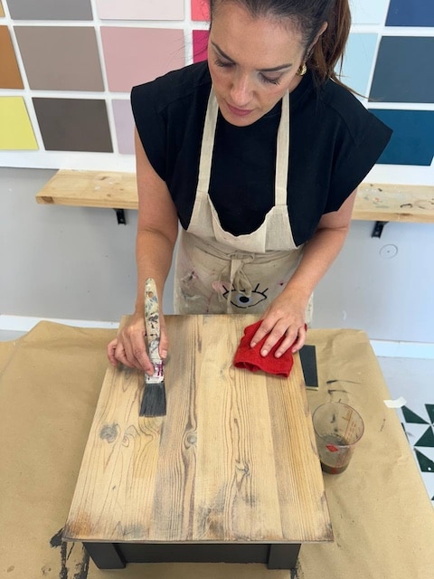 Gema aplicando pátina