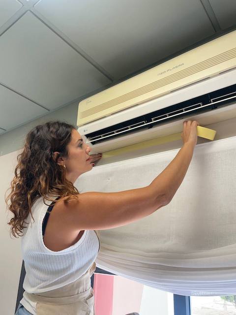 Cómo pintar un aire acondicionado: tutorial DIY 3 Encintamos el aire acondicionado que vamos a pintar